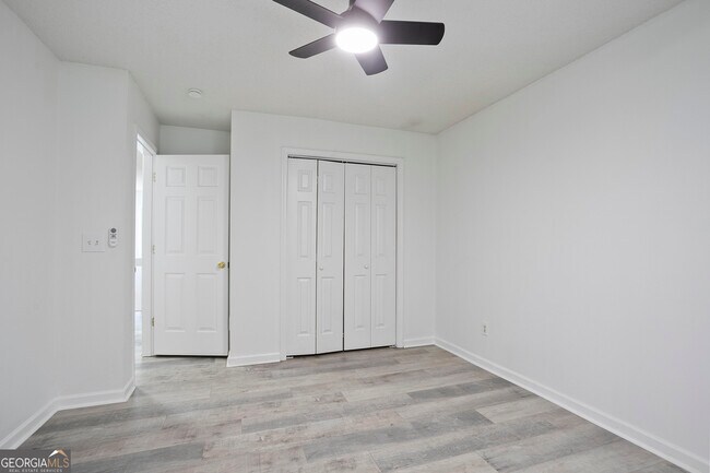 Building Photo - 6712 Lakewood Dr