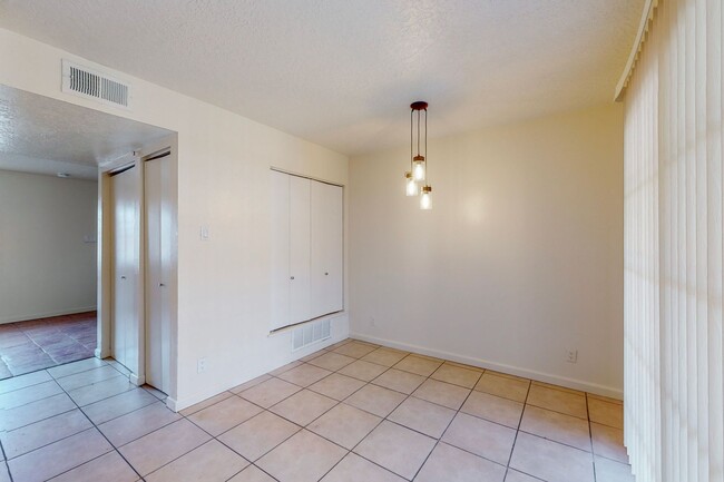 Building Photo - North Valley 3 bedroom Townhouse