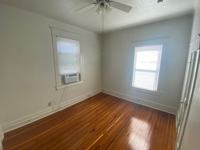 Building Photo - 2nd Floor Apartment in Adorable Historic Home!