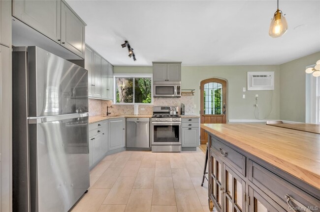 Building Photo - 53 Sheldrake Ave