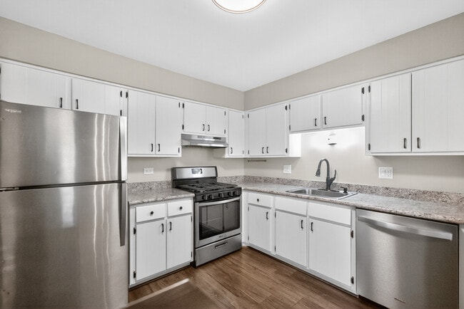 Building Photo - 1700 Lakecliffe Dr