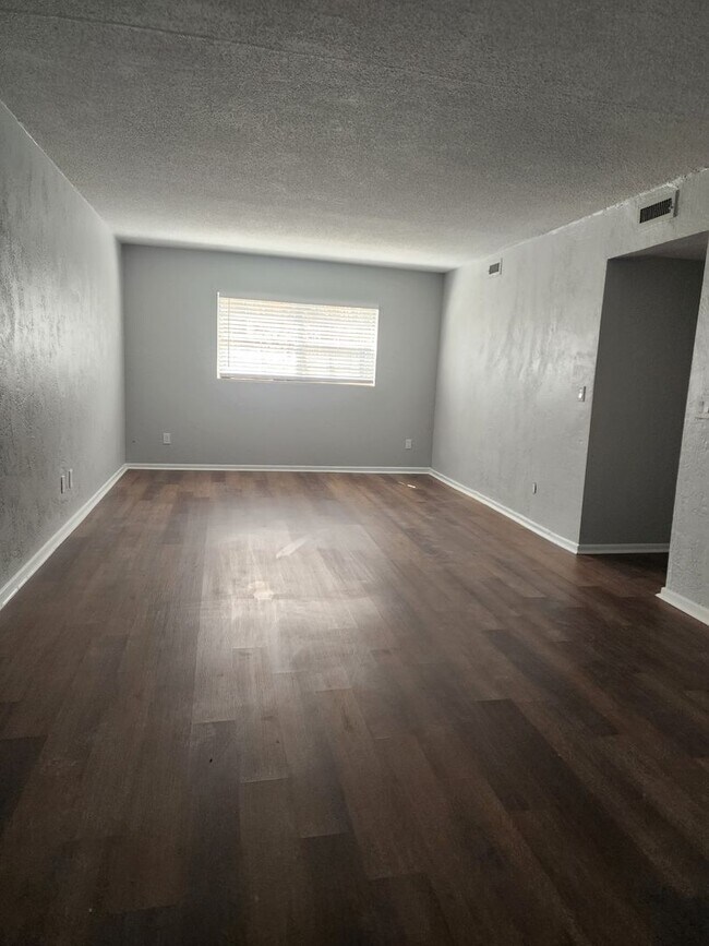 Building Photo - ** COMING SOON ** RENOVATED 2 Bedroom 1 Ba...