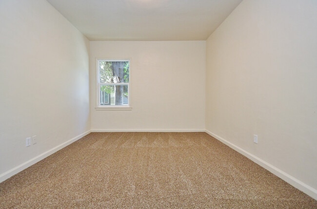 Building Photo - Cozy 2 Bedroom,1 Bath