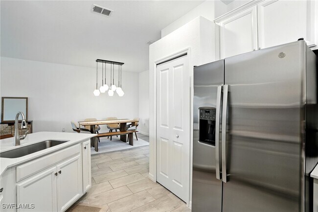Building Photo - 1676 Alameda Dr