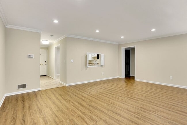 Building Photo - 2 Bed 2 Bath - Bethesda Condo - Large Outd...