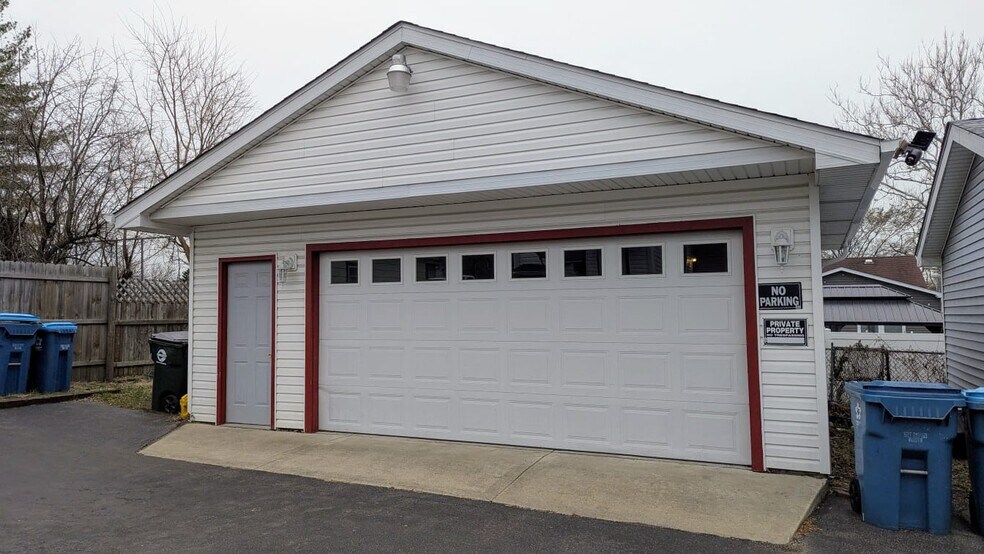 Building Photo - 609 College Ave