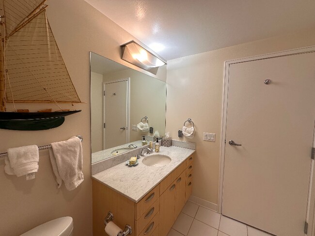 Building Photo - 654 Front St