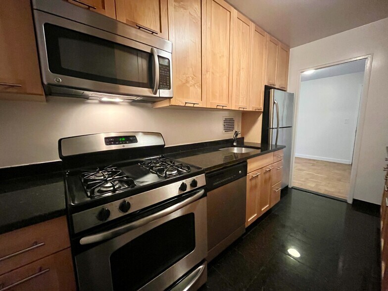 Building Photo - 333 E 49th St