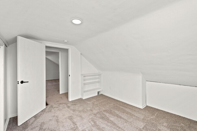 Building Photo - AVAILABLE MAY 1ST!! 3 BEDROOM IN NORTH VER...