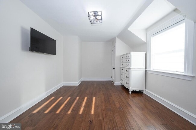 Building Photo - 227 E Hathaway Ln