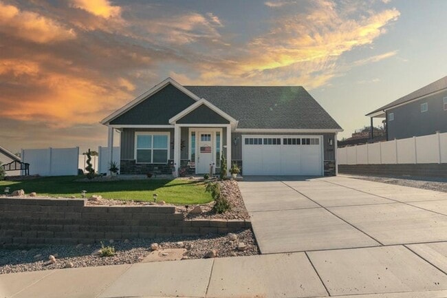 Primary Photo - 4 Bed - 2.5 Bath Single Family Home Cimarr...