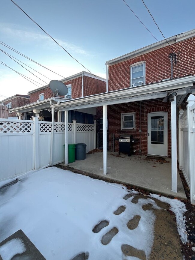 Building Photo - Large, well-maintained 4-bedroom, 1-bathroom row home