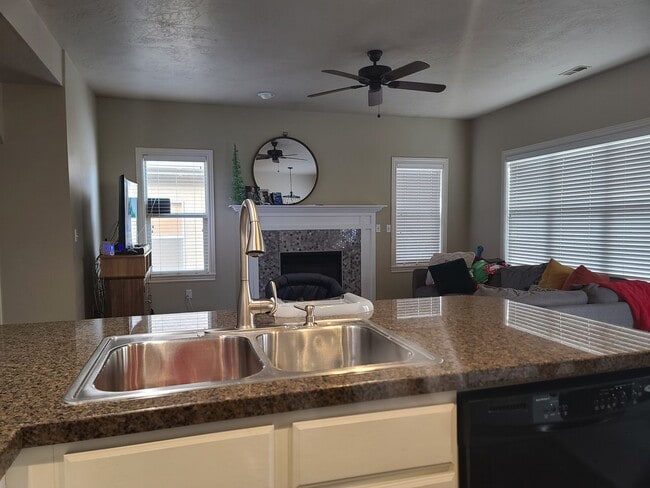 Building Photo - Three Bedroom Town Home  near Union Park Available February 1st