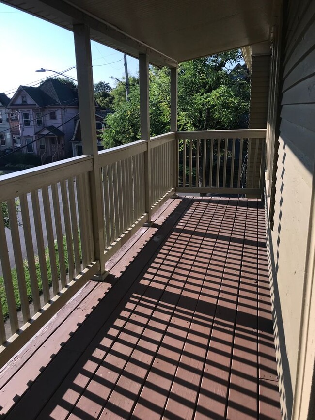 Building Photo - Beautiful Upper Flat With Private Side Por...