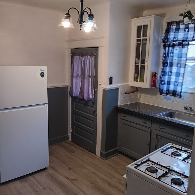 kitchen - 3316 Touro St