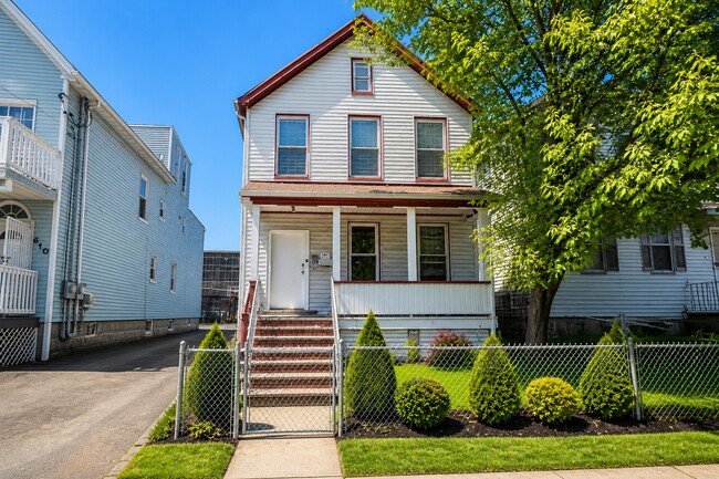 EXTERIOR - 612 S Park St