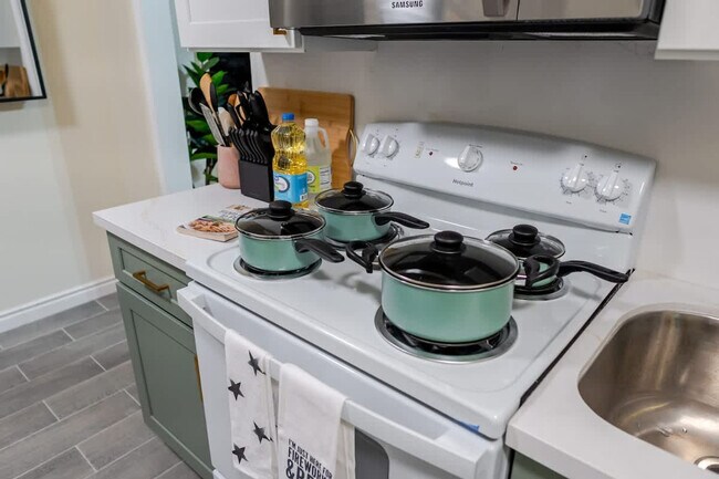 Building Photo - 4989 Randlett Dr