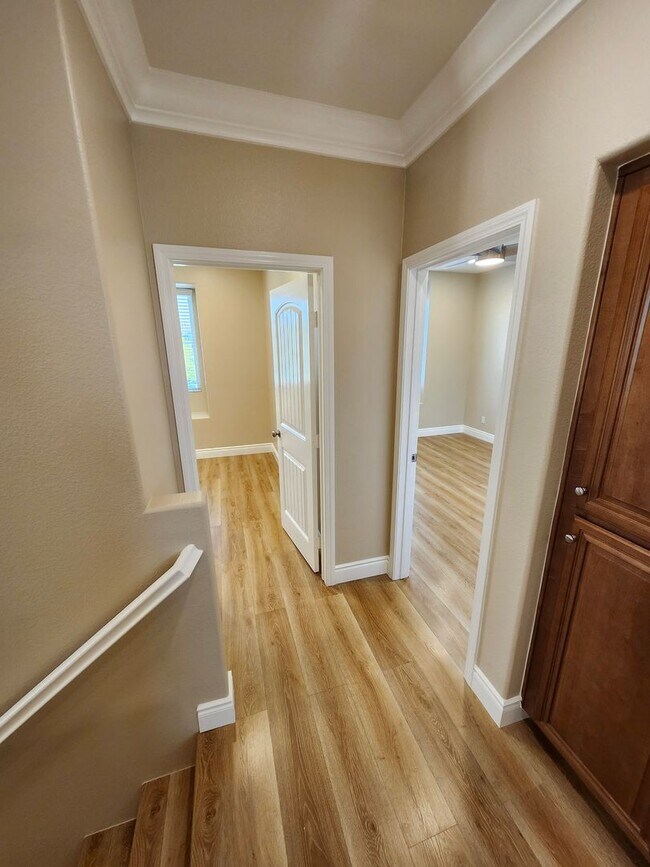 Building Photo - Luxurious 4-Bedroom View Home in Desirable...