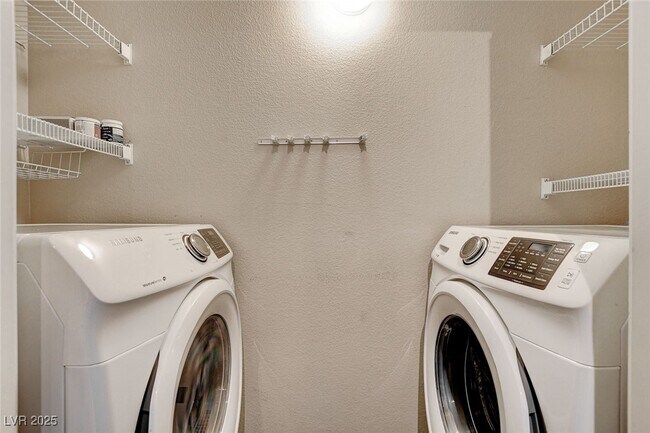 Building Photo - 45 Maleena Mesa St