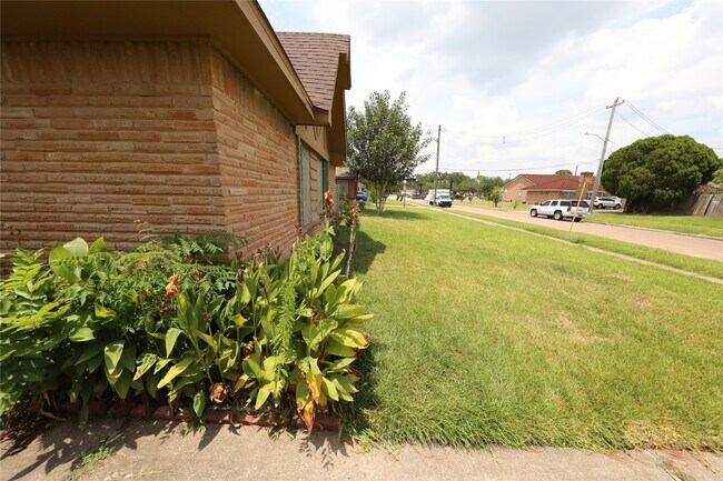 Building Photo - 6910 Pella Dr