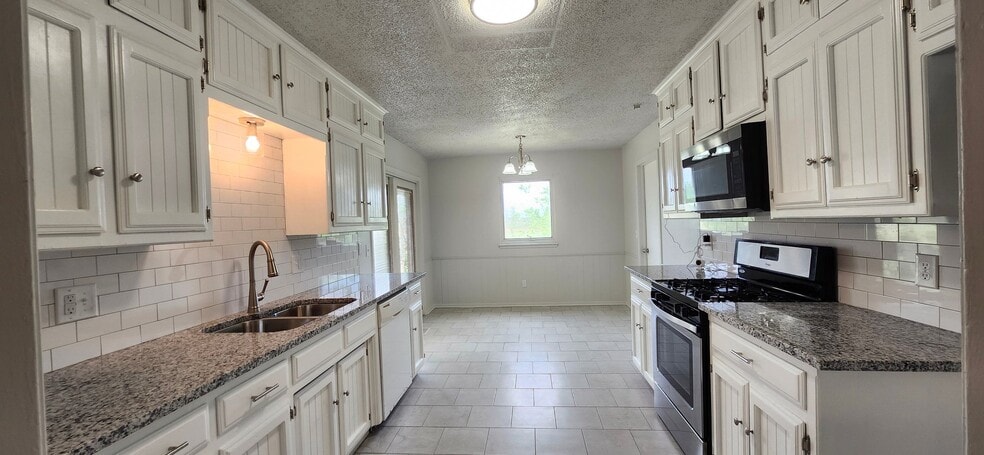 Building Photo - 3517 N Glenoaks Dr