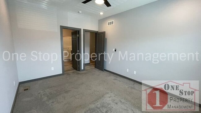 Building Photo - 3 Bedroom, 2.5 Bath Modern Townhome in Nor...