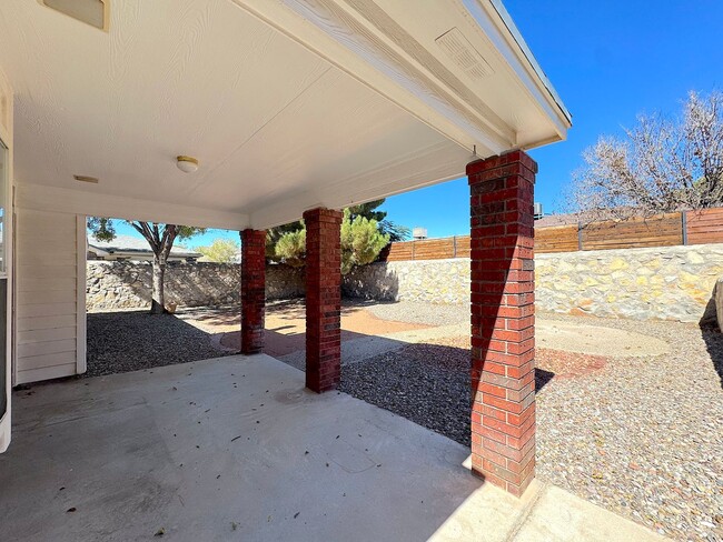 Building Photo - East El Paso 3bed/2bath Refrig A/C!