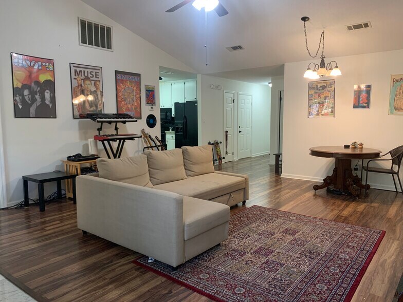 Living room - 812 Ashlyn Forest Dr