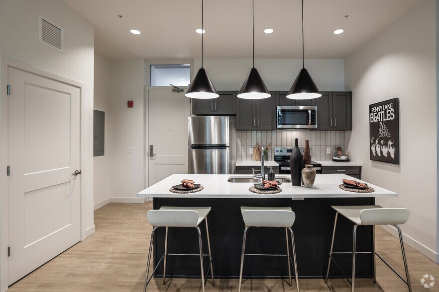 1BR, 1BA - 632SF - Kitchen - 25 Public Square