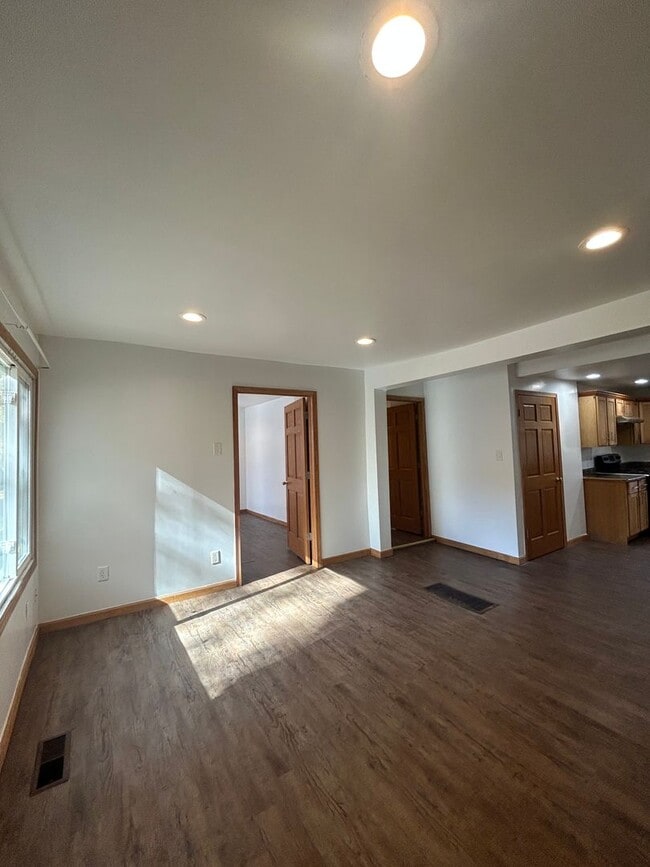 Building Photo - Updated 3 Bedroom House!