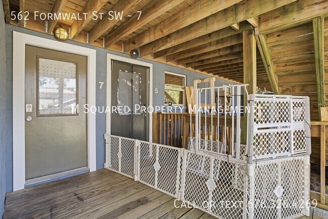 Building Photo - 562 Formwalt St SW