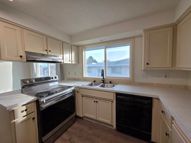 Building Photo - 1607 S Olson St