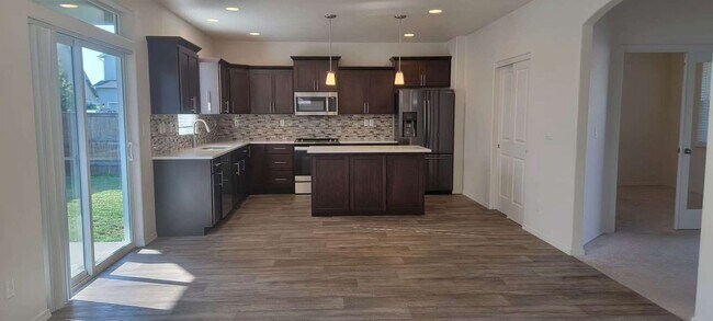 Building Photo - Master Suite and Junior Suite with its own attached bathroom