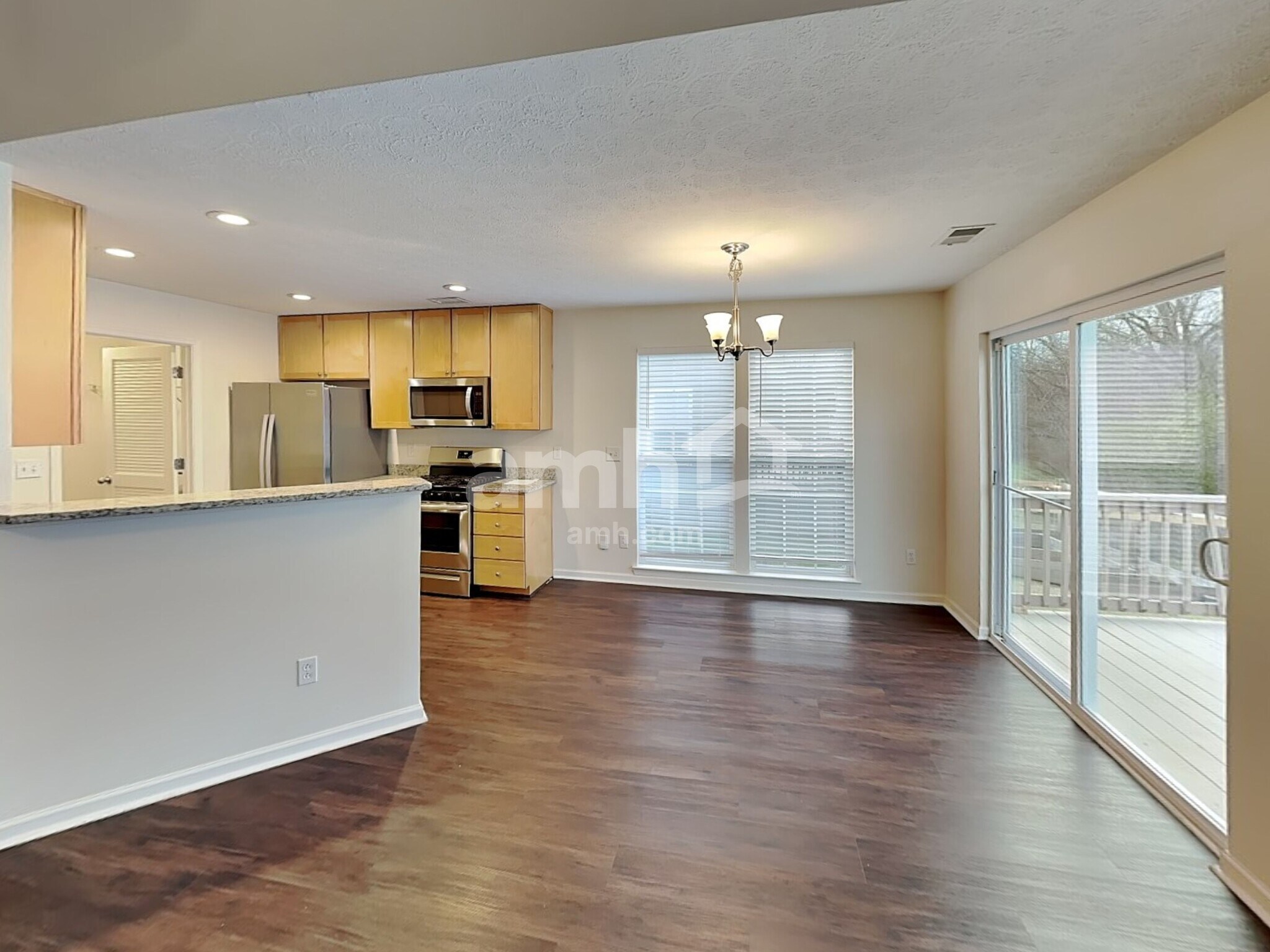 Building Photo - 419 Creekside Ln