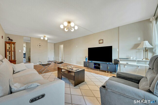 Building Photo - 44 Strawberry Hill Ave