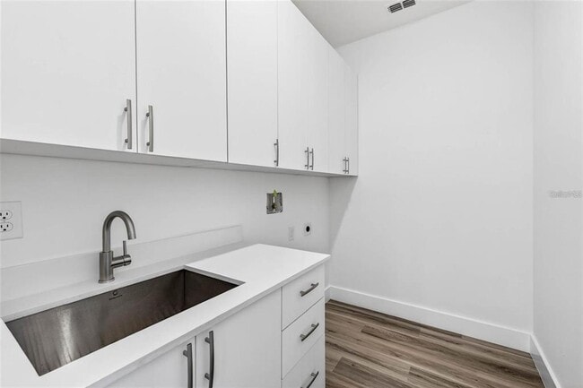 Building Photo - 4426 W Euclid Ave