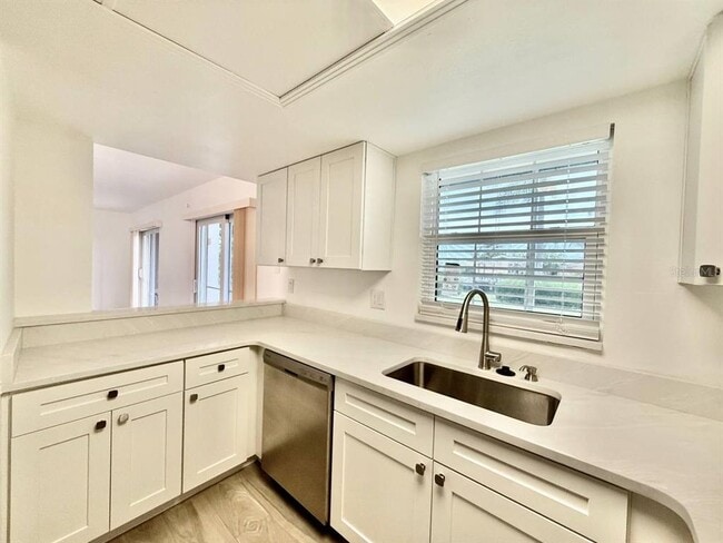 Building Photo - 8801 Bay Pointe Dr