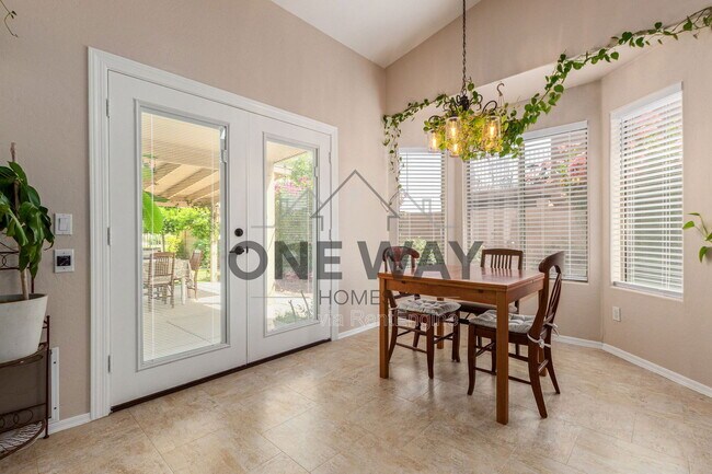 Building Photo - 543 S Wildrose