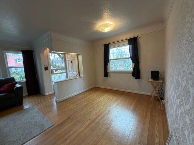 Building Photo - Modern Comfort Meets Classic Charm in South Tabor~ Fenced Backyard~ Garage~ Pets Welcome~ 94 Bike...