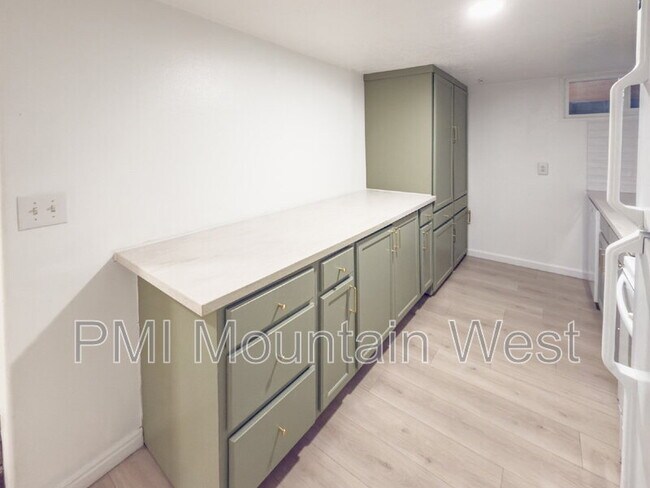 Building Photo - 872 N Main St