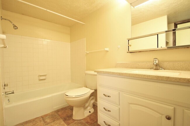 Building Photo - 2 Bedroom / 1 Bath Apartment