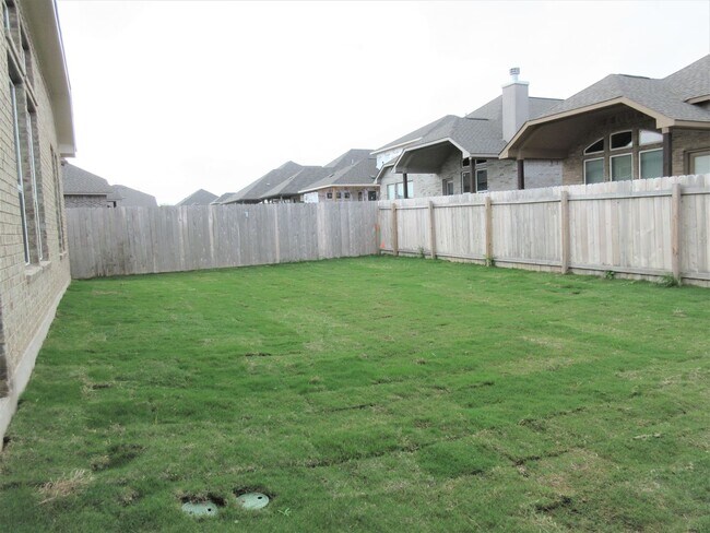 Building Photo - 4-Bedroom Home in Oak Creek - Highly Sough...