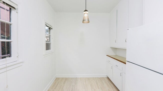 Building Photo - 132 N La Peer Dr