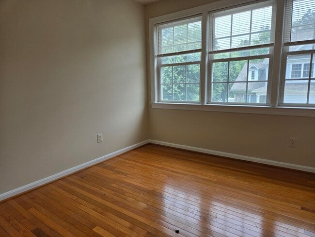 Building Photo - Stunning and Spacious 5 Bed 4 Bath Colonia...