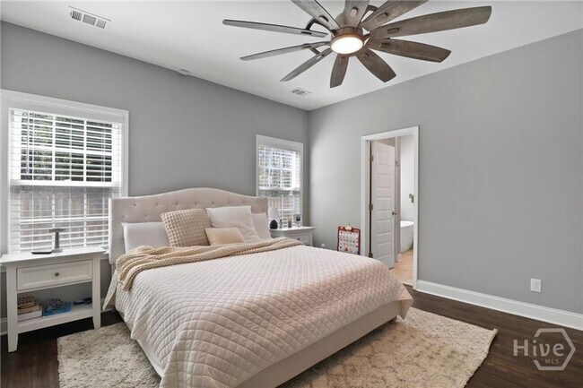 Building Photo - Perfect blend of luxury and comfort