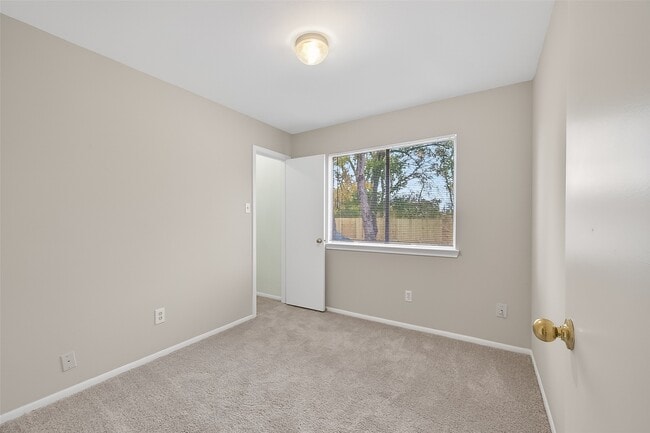 Building Photo - 16022 Old River Rd