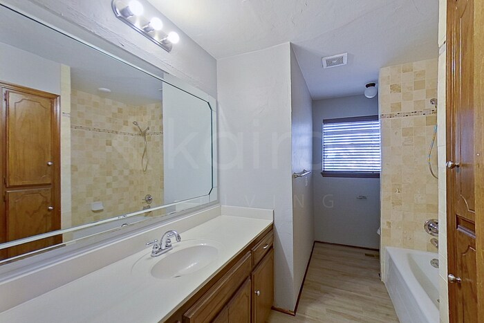 Building Photo - 1205 Mockingbird Ln