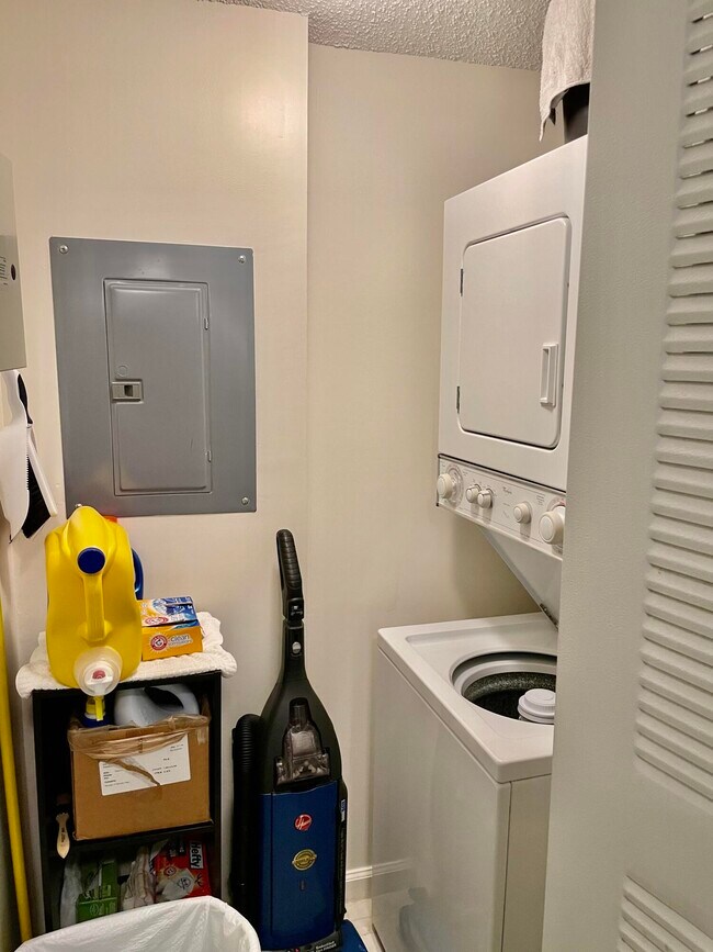 Building Photo - 266 Village Blvd