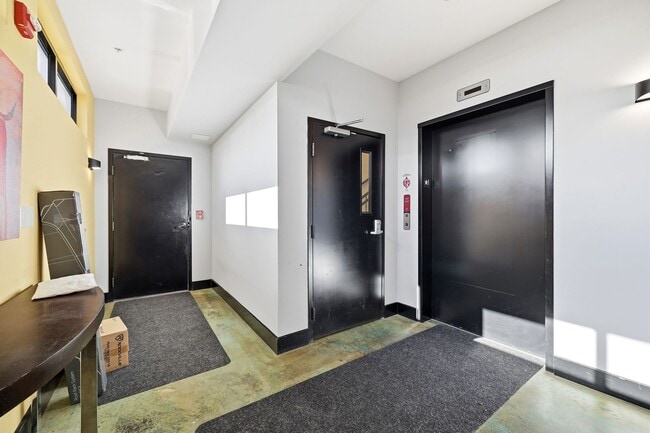 Building Photo - 211 Cream St