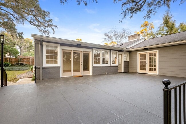 Building Photo - 2014 Golf Terrace Dr